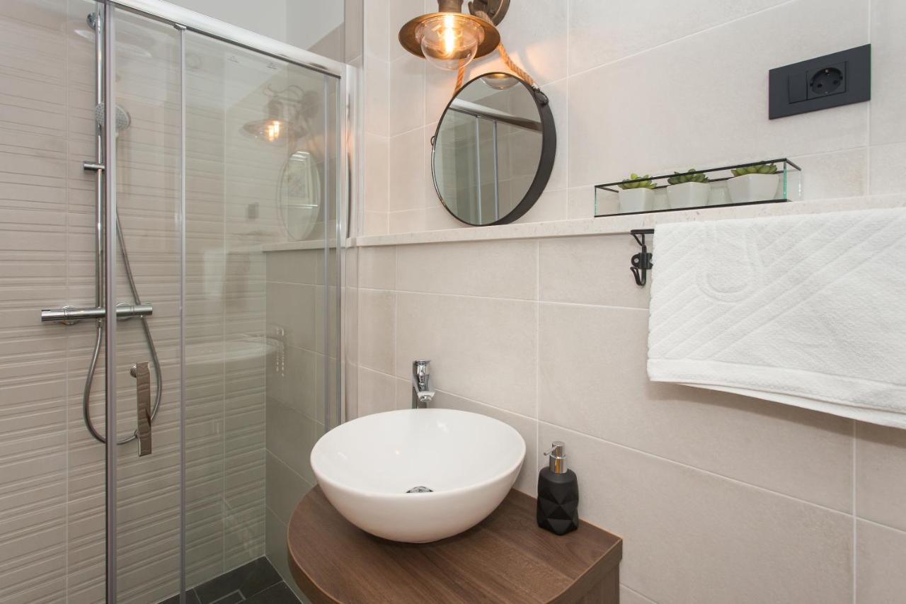 Amaizing Apartment Near Airport Kastel Stafilic Exterior photo