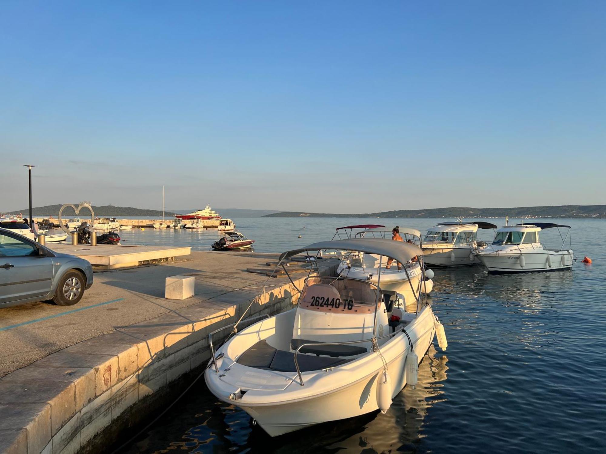 Amaizing Apartment Near Airport Kastel Stafilic Exterior photo